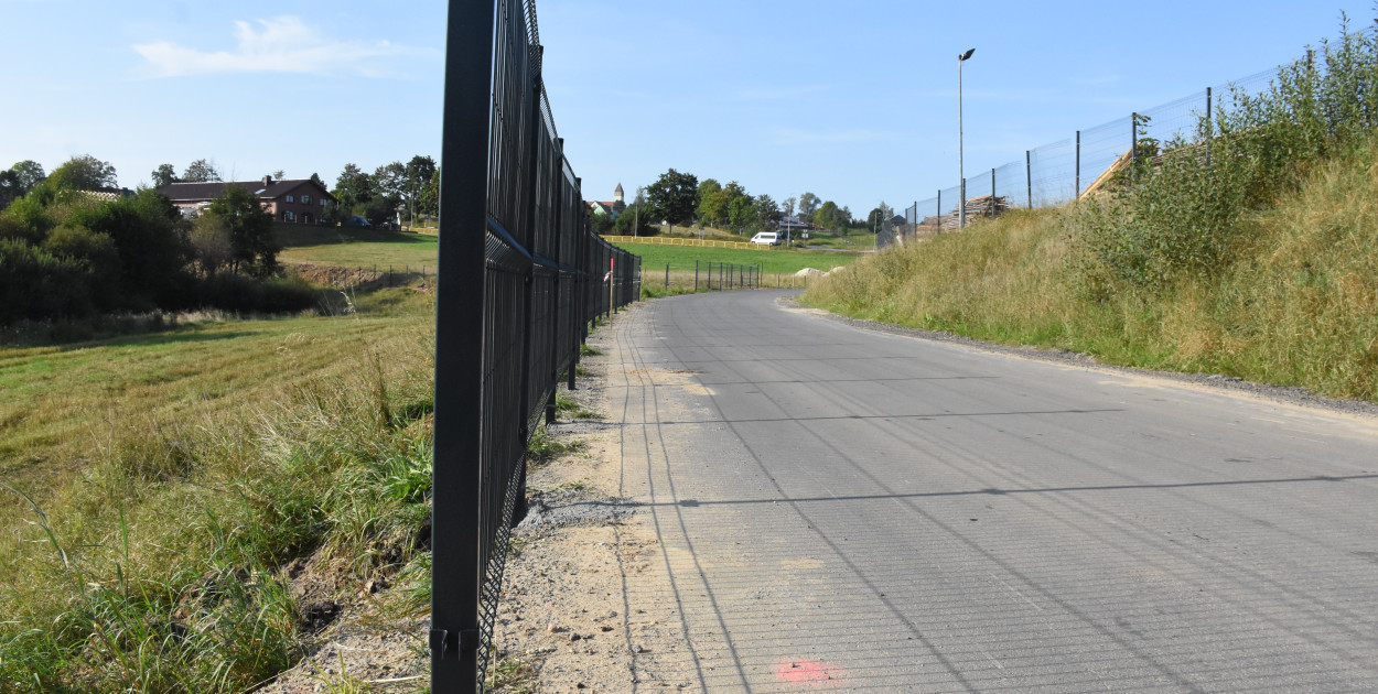 Mojusz. Ktoś postawił ogrodzenie niemalże na jezdni. Co na to ZDP?