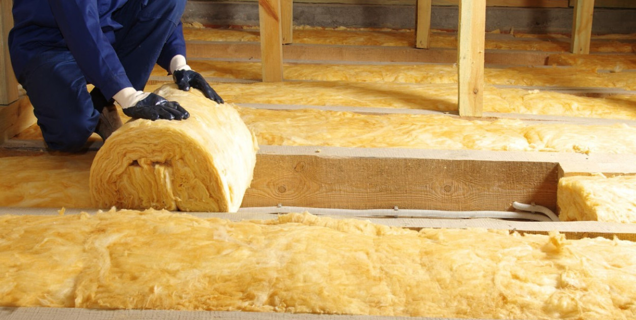 Wełna na poddasze – co warto wiedzieć? Czym się kierować przy zakupie?