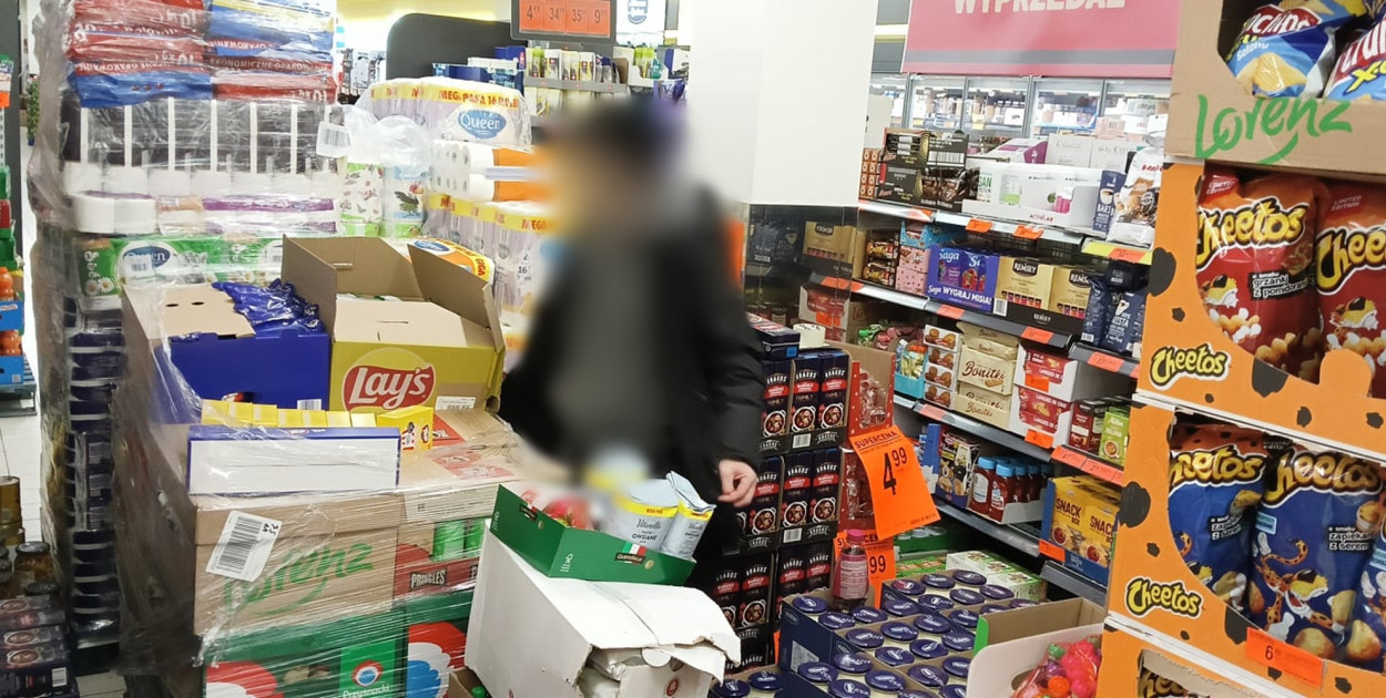 List. W jednej z kartuskich Biedronek nie da się przejść. Wszędzie palety!