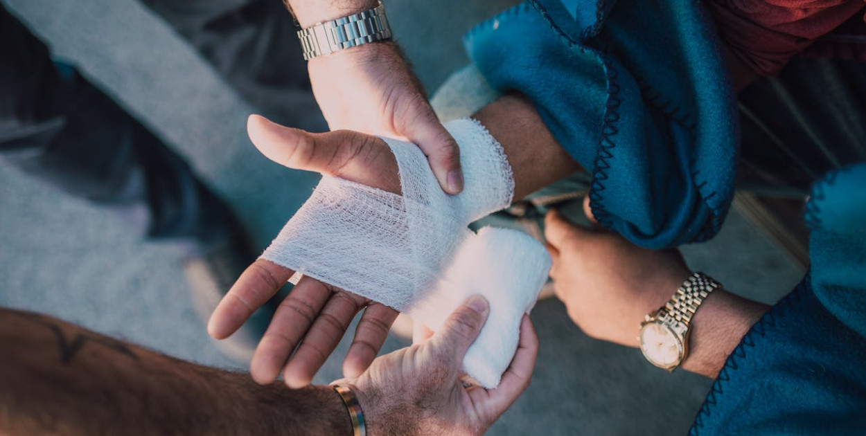 Jak prawidłowo stosować bandaż kohezyjny? Poradnik krok po kroku