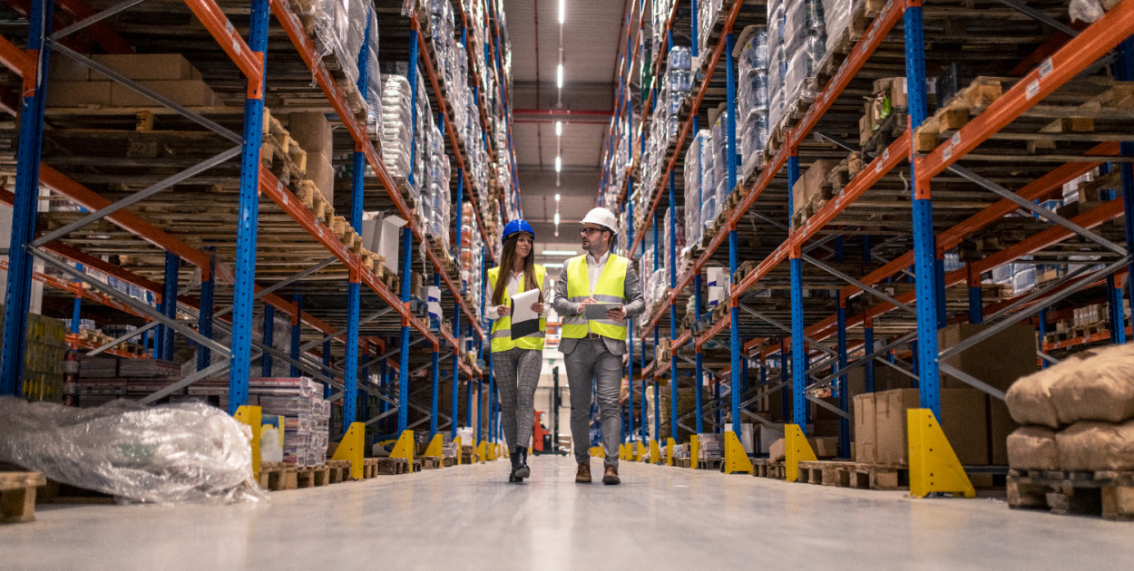 Centra logistyczne a magazyny logistyczne - rodzaje, jakie są różnice?