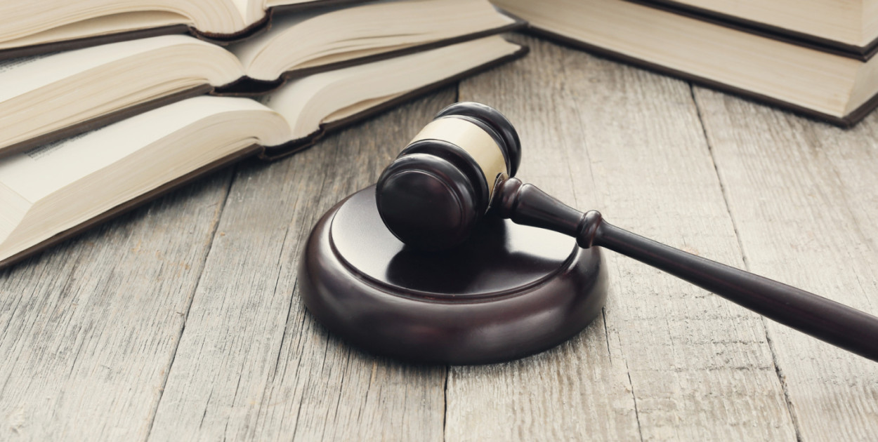 Kto tańszy adwokat czy radca prawny?