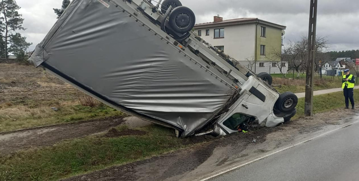 Chwaszczyno. Silny wiatr "zdmuchnął" z trasy samochód ciężarowy!