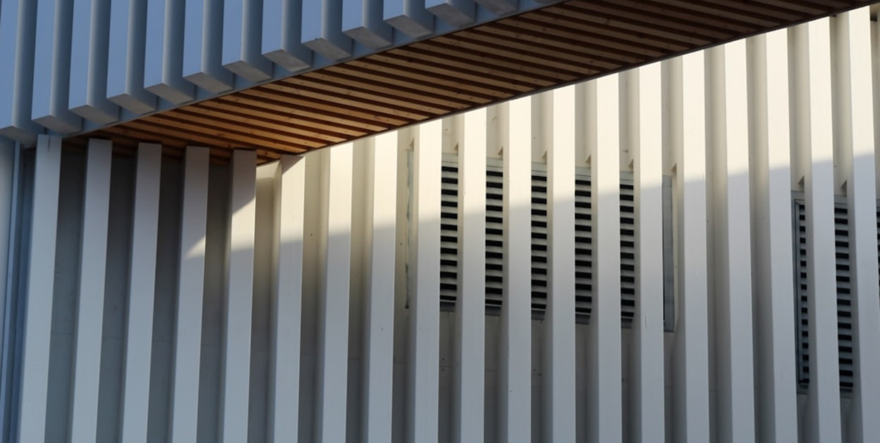 Lamele ścienne – jak wykorzystać je w aranżacji wnętrz?