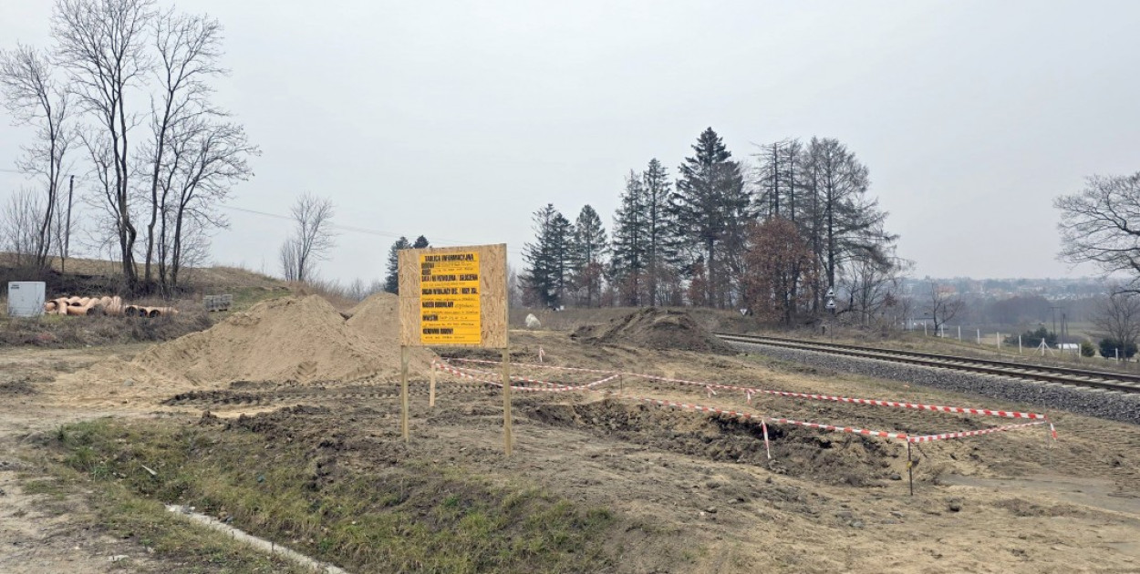Otomino. Z opóźnieniem ruszyły prace przy budowie parkingu 