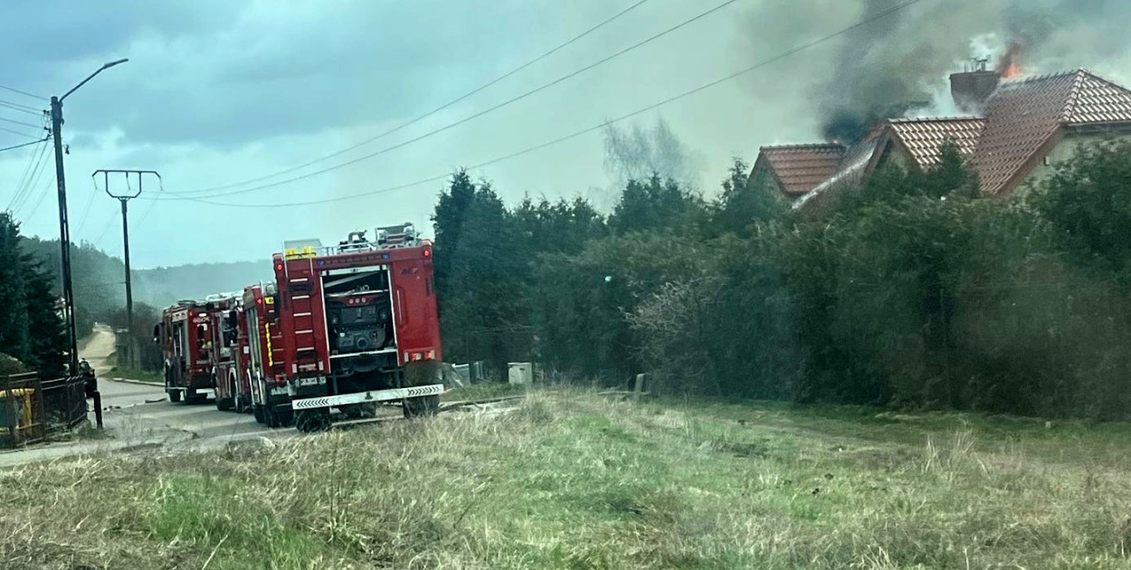 Kiełpino. Pożar pustostanu. Na miejscu kilka zastępów straży