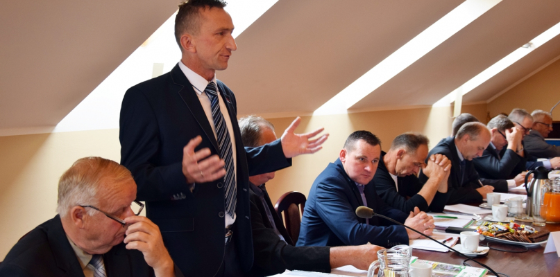 Krzysztof Stencel zwracał uwagę na brak komunikacji pomiędzy wójtem a radnymi. fot. Magda Dzienisz