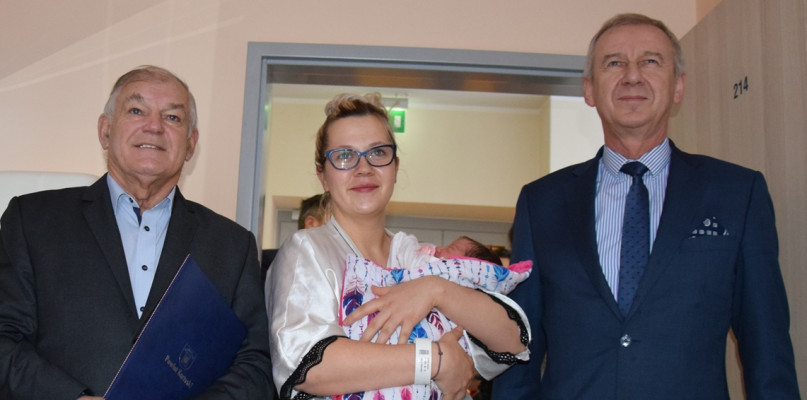 Martynce i jej mamie Joannie gratulowały władze powiatu. fot. Magda Dzienisz