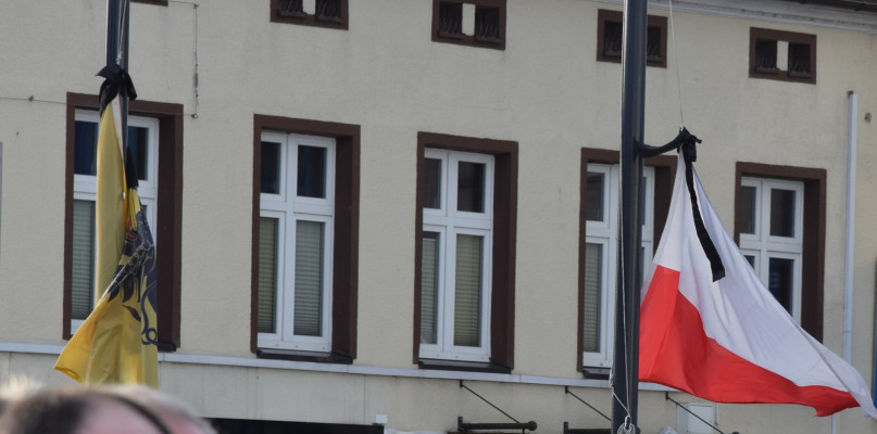 Flagi na terenie Kartuz opuszczone zostały do połowy. fot. M.Dzienisz