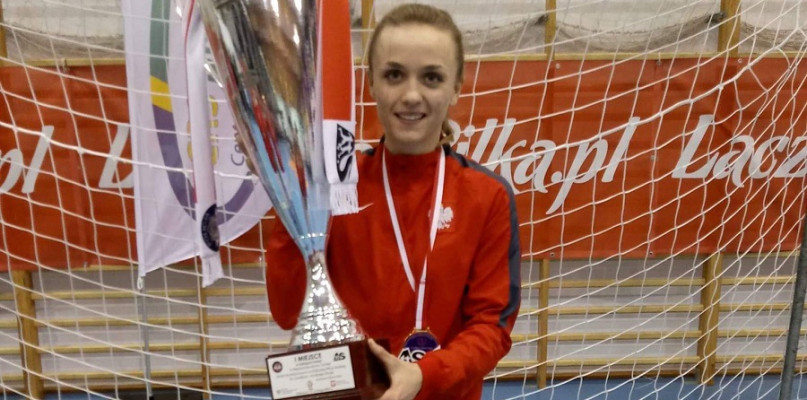 Paulina Magulska z trofeum. fot. KPP Kartuzy
