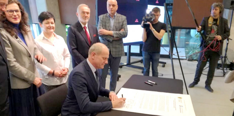 Deklarację podpisał m.in. Wojciech Kankowski, burmistrz Żukowa. fot.źródło:facebook/W.Szmidtke