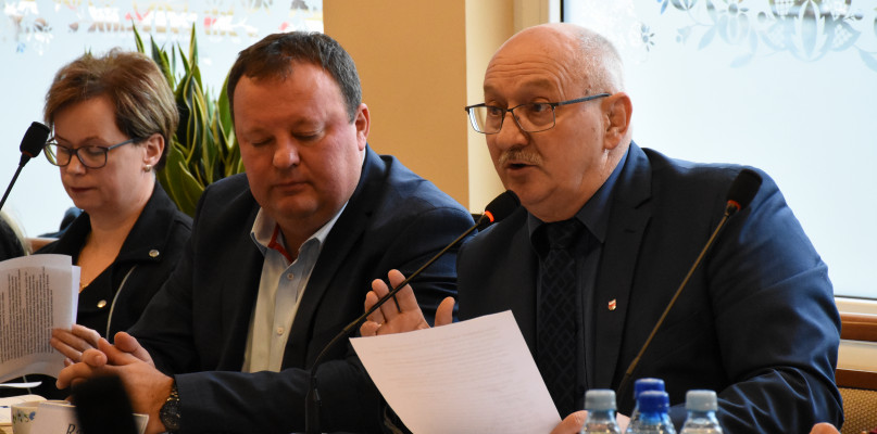Radny Andrzej Pryczkowski mówił na sesji, że jego zdaniem gmina w ostatnich latach podjęła za mało starań w sprawie budowy obwodnicy Kartuz. fot.W.Drewka