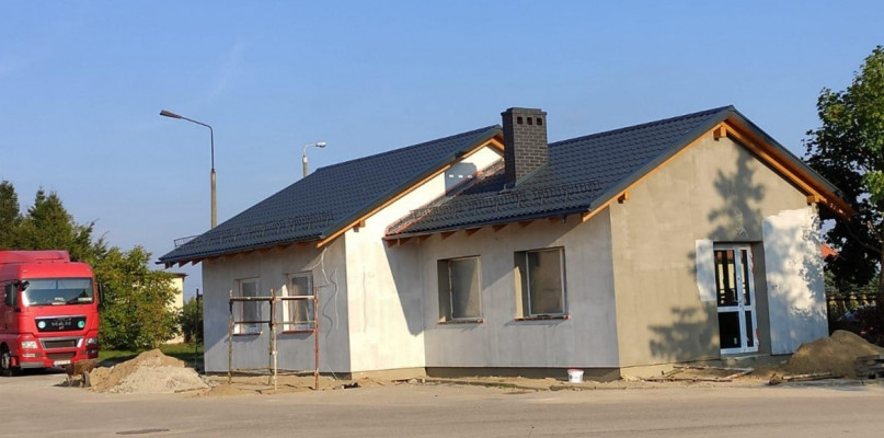 Prace budowlane związane z adaptacją budynku przy ul. Brzozowej rozpoczęły się w czerwcu 2020 r. fot. archiwum/Starostwo Powiatowe w Kartuzach