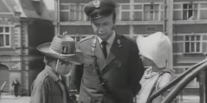 Screen z filmu - scena w Kartuzach przy ul. Gdańskiej