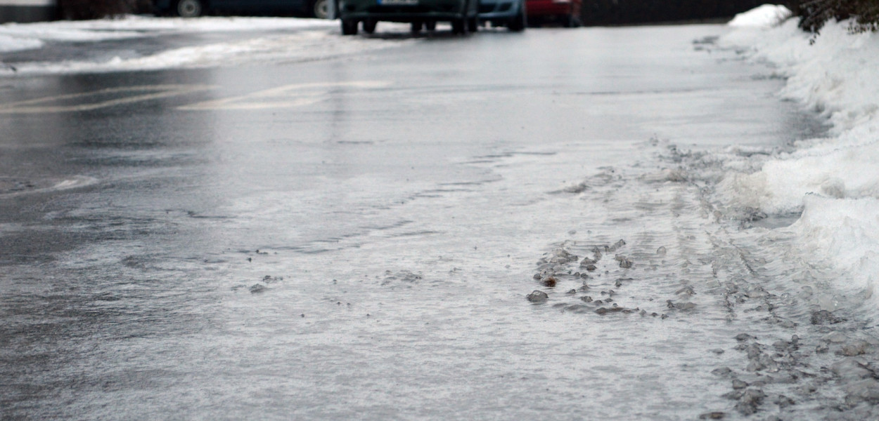 Na Kaszubach ulice i chodniki mogą być pokryte lodem. Są ostrzeżenia!-43759