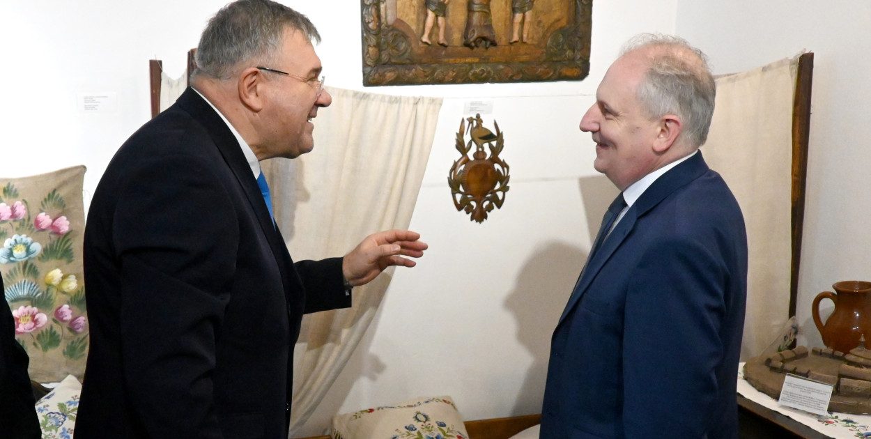 Burmistrz Kartuz Mieczysław Gołuński (z lewej) i wojewoda pomorski Dariusz Drelich (PiS). fot.M.Dz.