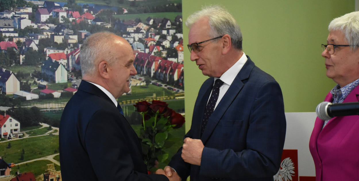 Mirosław Kuczkowski, nowo wybrany wójt gminy Sierakowice (z lewej) z Tadeuszem Kobielą, który urząd ten pełnił przez 34 lata. fot.W.D.