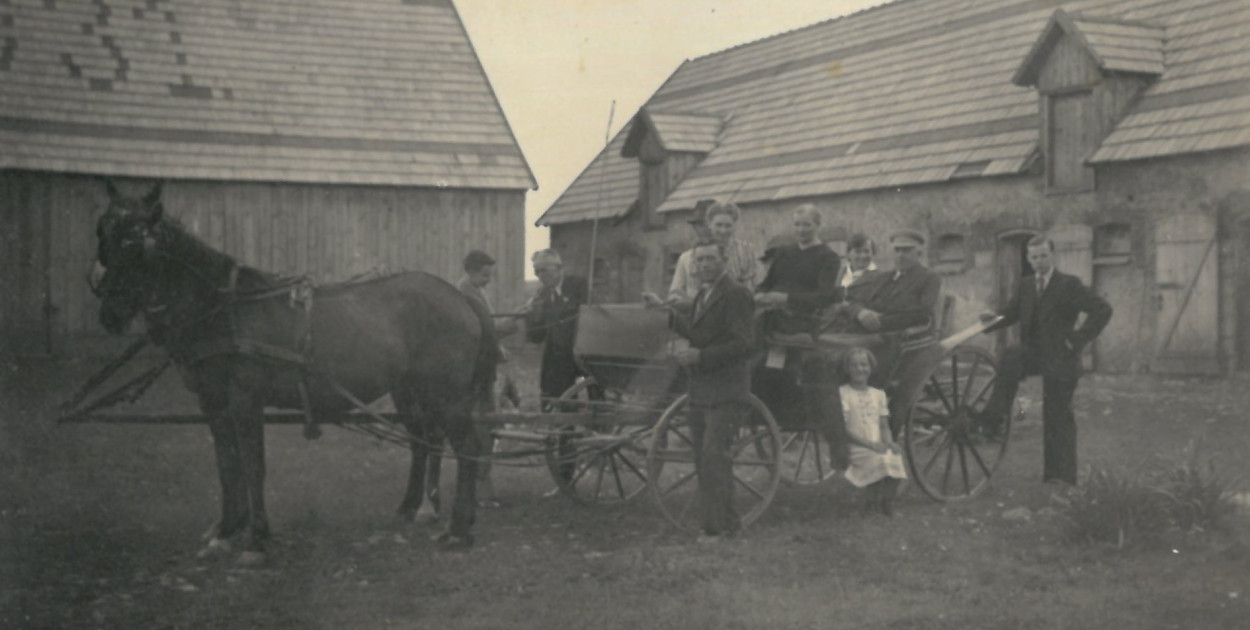 Rodzina Cierockich na podwórzu swojego gospodarstwa w Starej Hucie. Alfons Cierocki najprawdopodobniej pierwszy z prawej. fot.ze zbiorów autorów