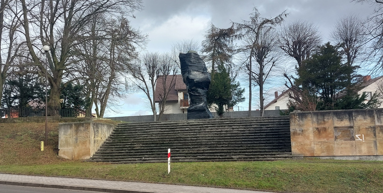 Pomnik jest cały czas zasłonięty. fot. M.Dz.