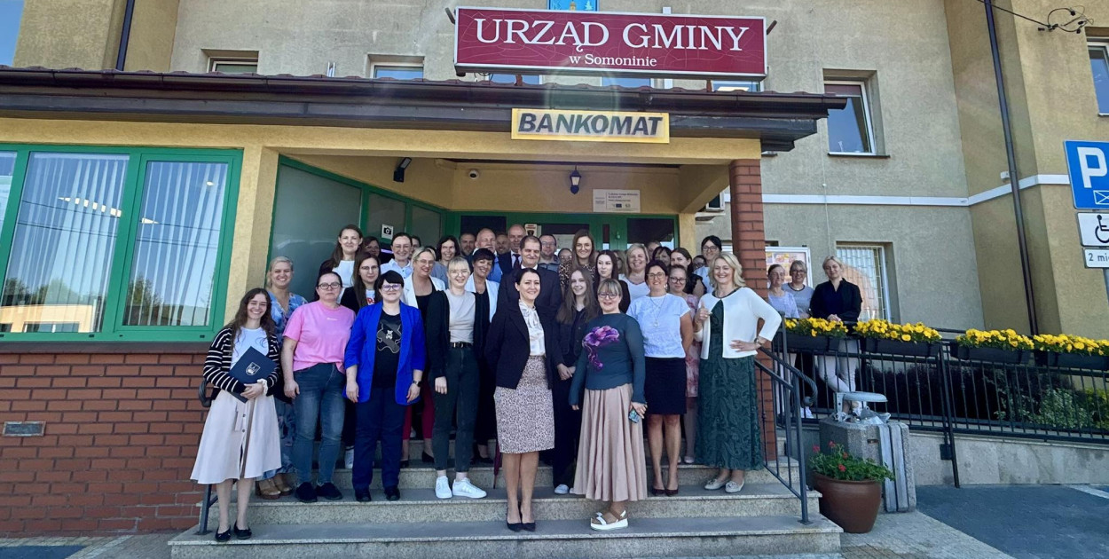 Pracownicy Urzędu Gminy w Somoninie z wójtem Marianem Kryszewskim. Zdjęcie wykonane z okazji Dnia Samorządu Terytorialnego. fot. UG Somonino