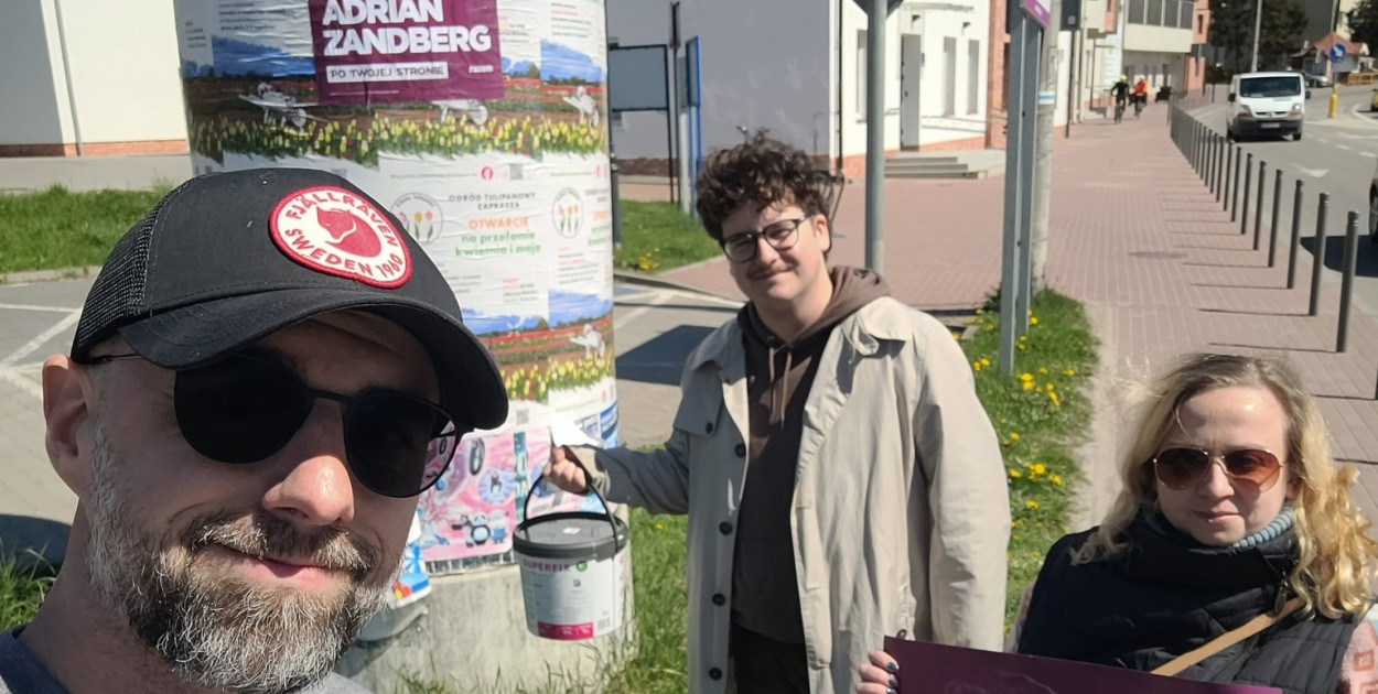Konrad Kowalski (w środku) podczas wieszania plakatów Adriana Zandberga w Żukowie. fot. mat. pras.