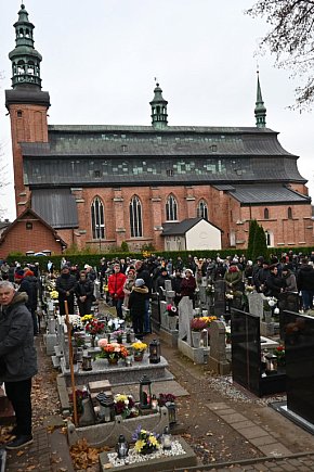 Wszystkich Świętych na cmentarzu w Kartuzach-29237