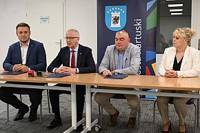 Umowa na budowę zadaszonego boiska przy ZKiWS w Kartuzach-29769