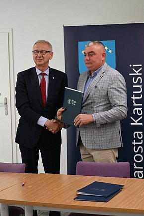 Umowa na budowę zadaszonego boiska przy ZKiWS w Kartuzach-29769