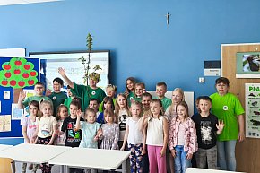 Zakładanie sadu przy SP nr 2 w Baninie-29798