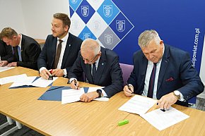 Podpisanie umów na inwestycje dla osób z niepełnosprawnościami-30022