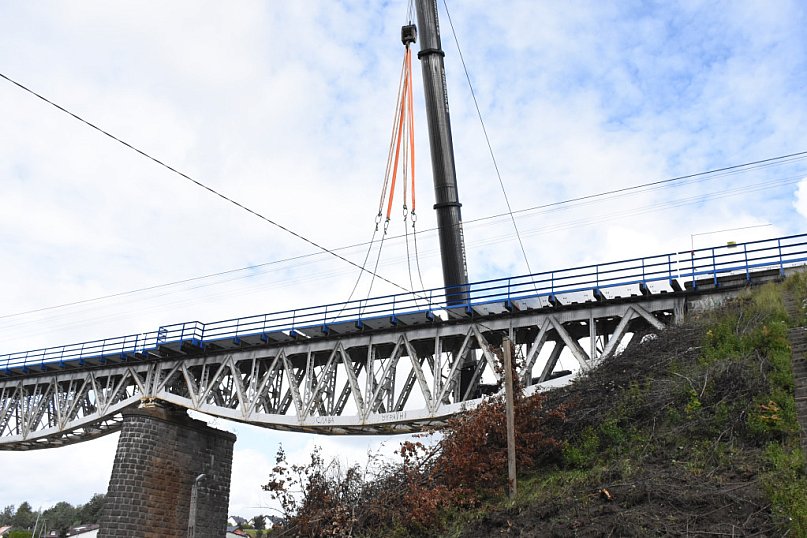 Demontaż wiaduktu kolejowego w Żukowie