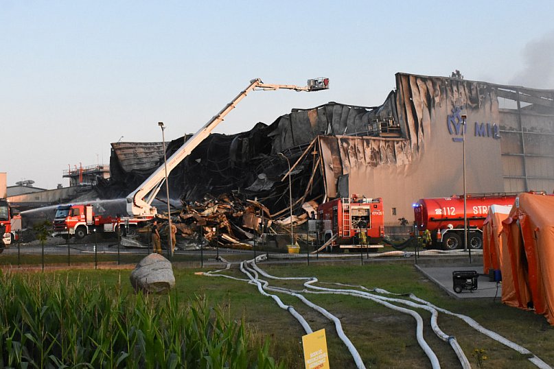 Poszukiwania strażaka i dogaszanie hali w Kawlach