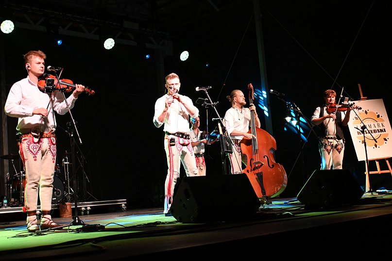 Koncert zespołu Pogwizdani na Jarmarku Kaszubskim