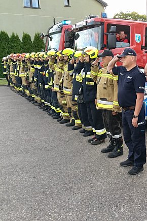 Strażacy z OSP Sierakowice oddają hołd zmarłemu koledze-30079