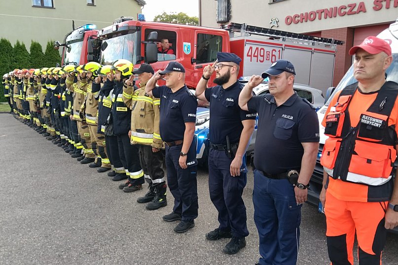Strażacy z OSP Sierakowice oddają hołd zmarłemu koledze