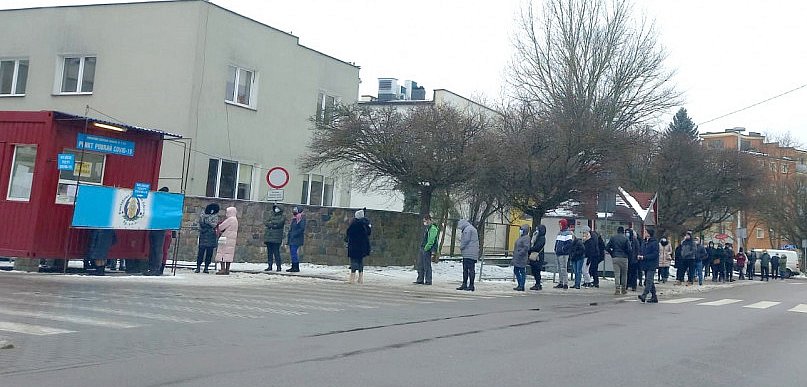 Kartuzy. Duża kolejka do badań na Covid-19. Liczba zakażonych rośnie