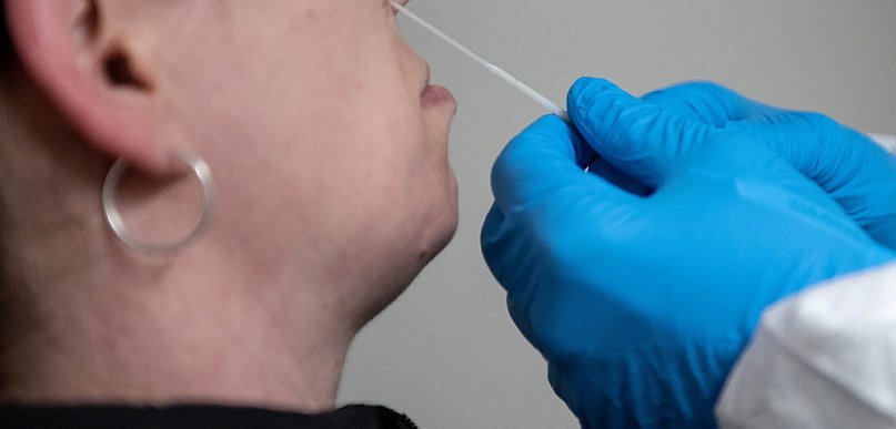 Covid-19 można traktować jak zwykłą grypę? "Fatalny trop"