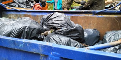 Wykorzystał akcję sprzątania rzeki Raduni i podrzucił własne śmieci!-54345