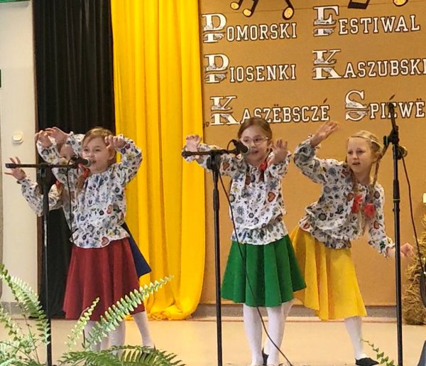 Sukces uczennic z Banina w konkursie piosenki kaszubskiej-54379