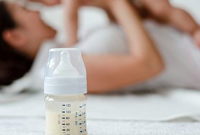 Groźna bakteria w mleku dla niemowląt. Nie podawaj dzieciom!-54636