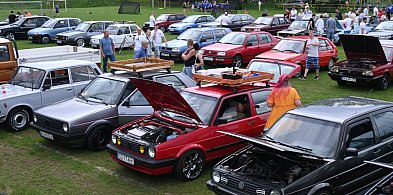 W Gowidlinie królowały klasyki z lat 80. i 90.: fiaty, mercedesy, BMW i inne-55516