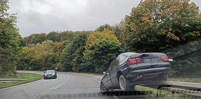 Kożyczkowo. 18-latek "zaparkował" samochód na barierce-59577