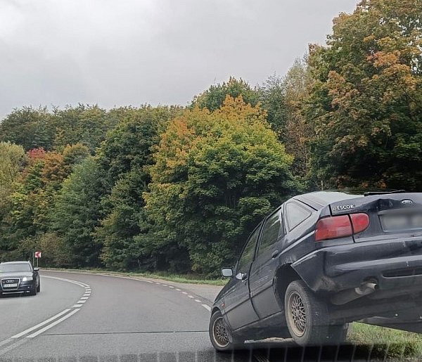 Kożyczkowo. 18-latek "zaparkował" samochód na barierce-59577