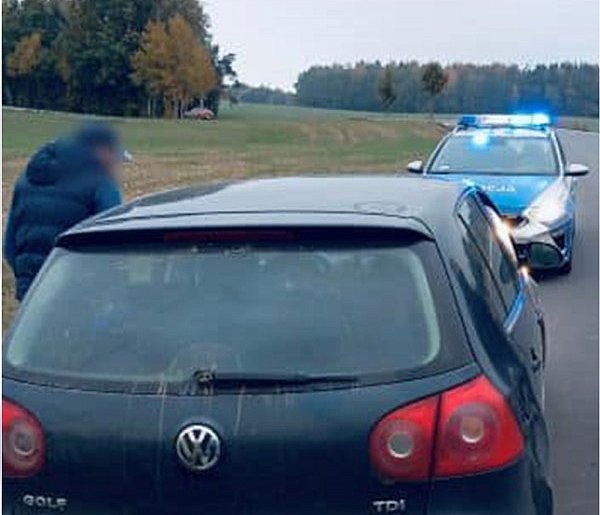 Policjanci po służbie odzyskali skradzionego golfa-60250