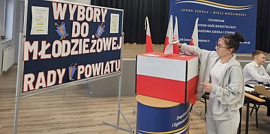 Pierwsze wybory do Młodzieżowej Rady Powiatu. Startowało aż 48 kandydatów-61336