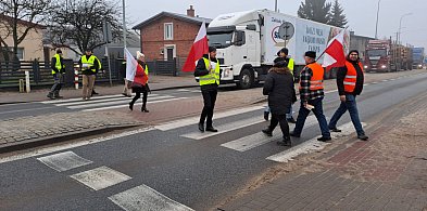 Egiertowo. Rolnicy protestują i blokują przejście dla pieszych na K20-61571