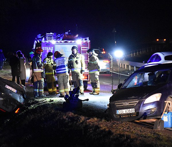 Kożyczkowo. Zderzenie dwóch aut. Jeden z samochodów wylądował na dachu-62291