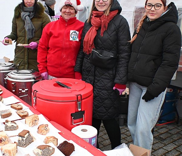 Kolędy, Mikołaj, poczęstunek i paczki - pierwsza taka Wigilia w Żukowie-62310