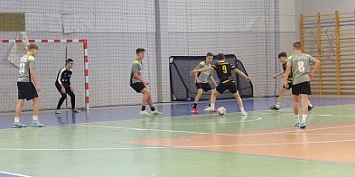 Halowa Liga Juniorów w Kiełpinie. Remisy na szczycie-62716