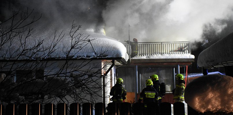 Załakowo. Pożar budynku. Na miejscu kilka zastępów straży - 62949